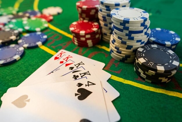 atom slot mobile app showing Money Train table selection and live dealer feed